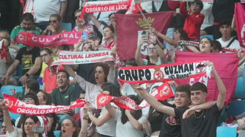 7.000 culturalistas disfrutan del derbi del siglo en la Fan Zone de la Plaza de Toros de León | José Martín 7.000 culturalistas disfrutan del derbi del siglo en la Fan Zone de la Plaza de Toros de León | José Martín
