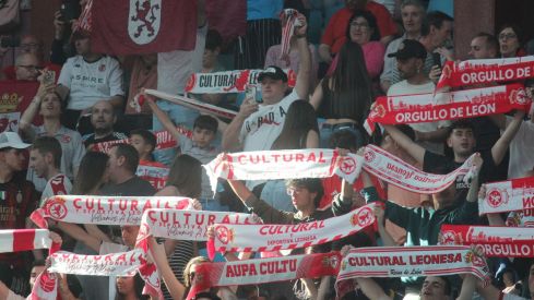 7.000 culturalistas disfrutan del derbi del siglo en la Fan Zone de la Plaza de Toros de León | José Martín 7.000 culturalistas disfrutan del derbi del siglo en la Fan Zone de la Plaza de Toros de León | José Martín