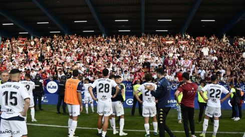 Los jugadores de la Cultural junto a la afición tras la derrota