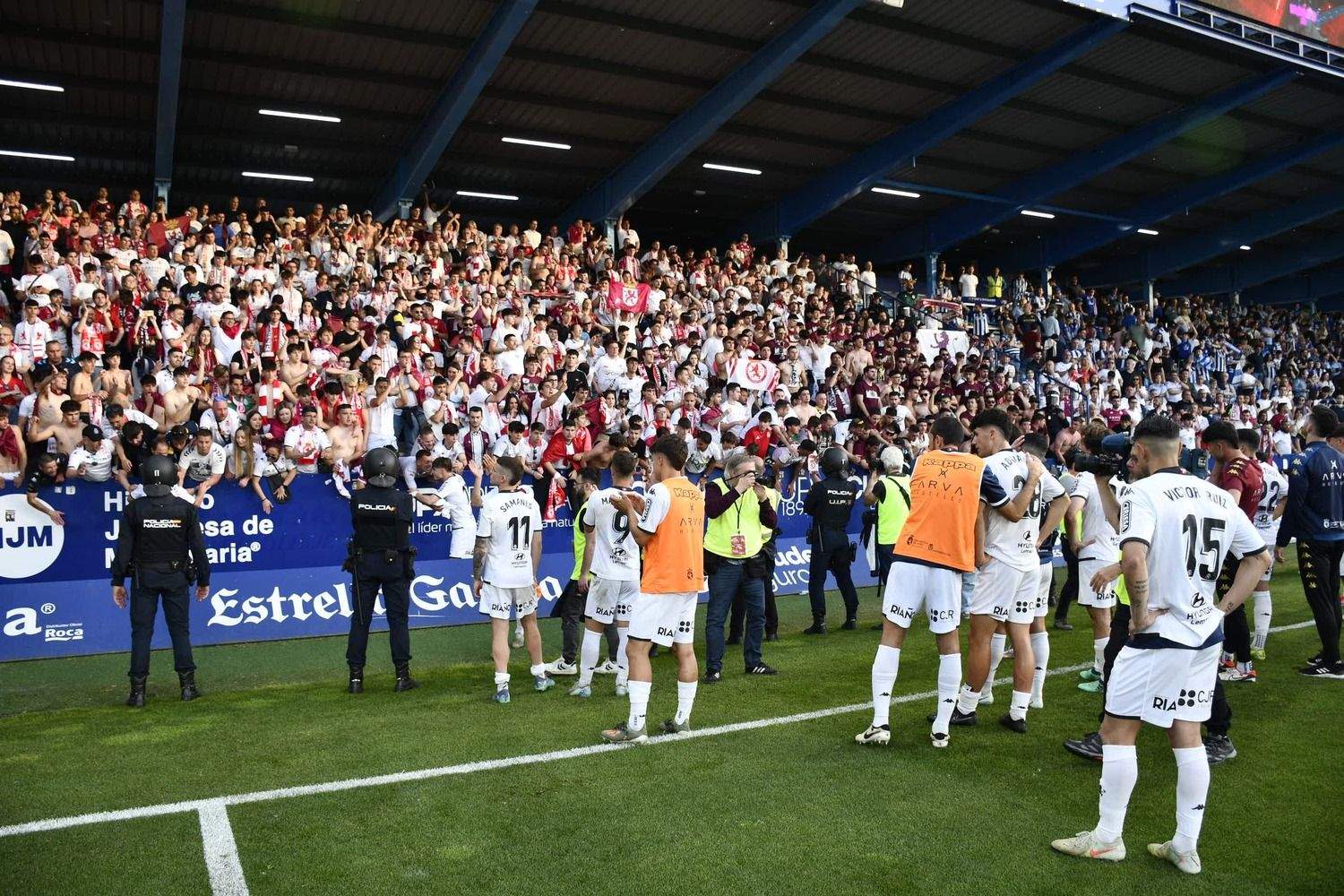 Los jugadores de la Cultural junto a la afición tras la derrota