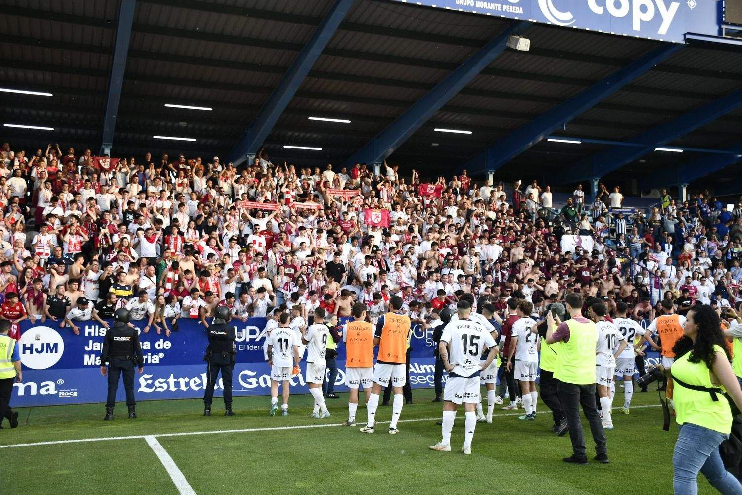 Los jugadores de la Cultural junto a la afición tras la derrota