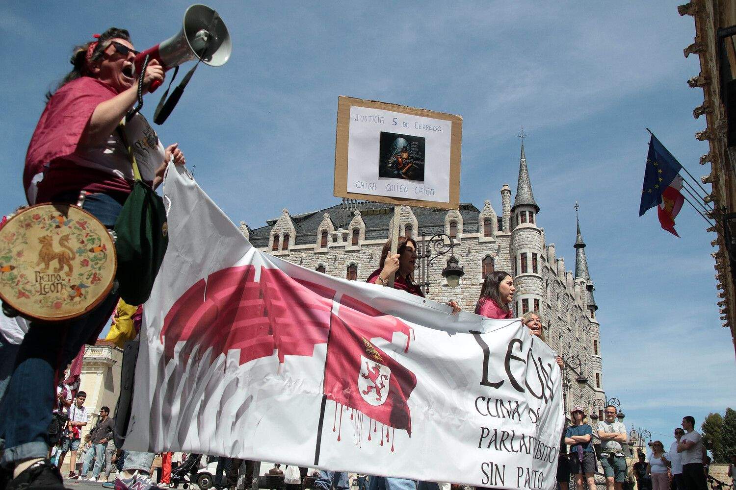 Más de un millar de personas asisten a la convocatoria de Conceyu País Llionés y Xuntanza Llionesista en León | Peio García / ICAL