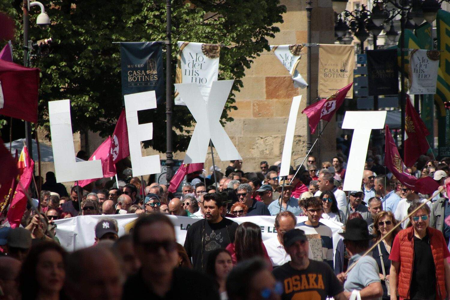 Más de un millar de personas asisten a la convocatoria de Conceyu País Llionés y Xuntanza Llionesista en León | Peio García / ICAL