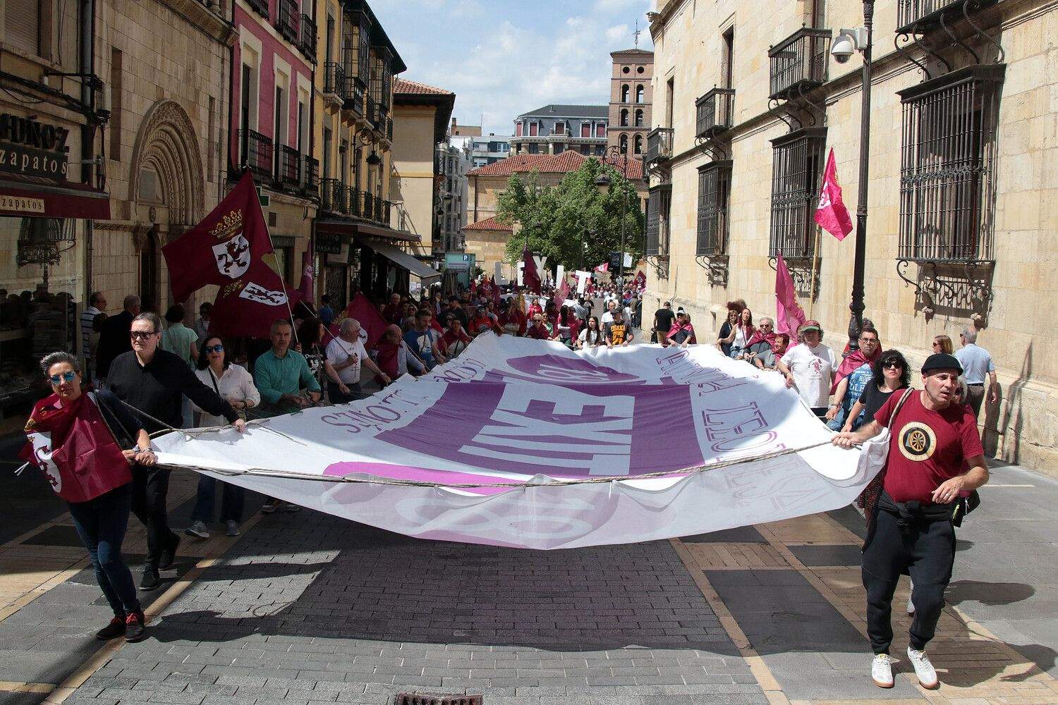 Más de un millar de personas asisten a la convocatoria de Conceyu País Llionés y Xuntanza Llionesista en León | Peio García / ICAL