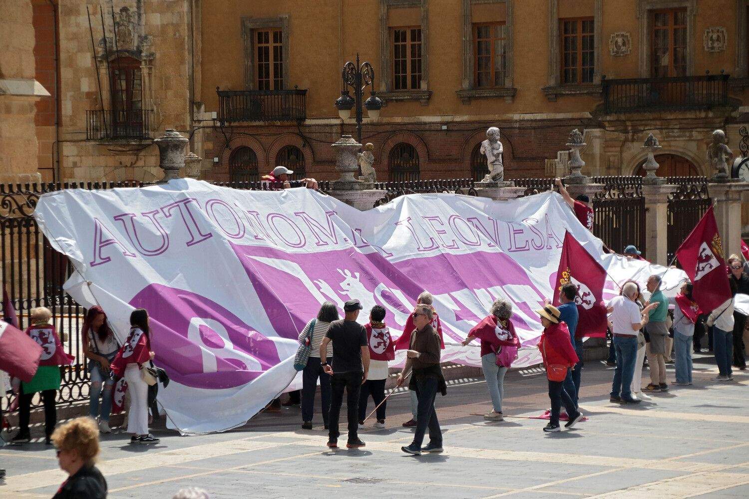 Más de un millar de personas asisten a la convocatoria de Conceyu País Llionés y Xuntanza Llionesista en León | Peio García / ICAL