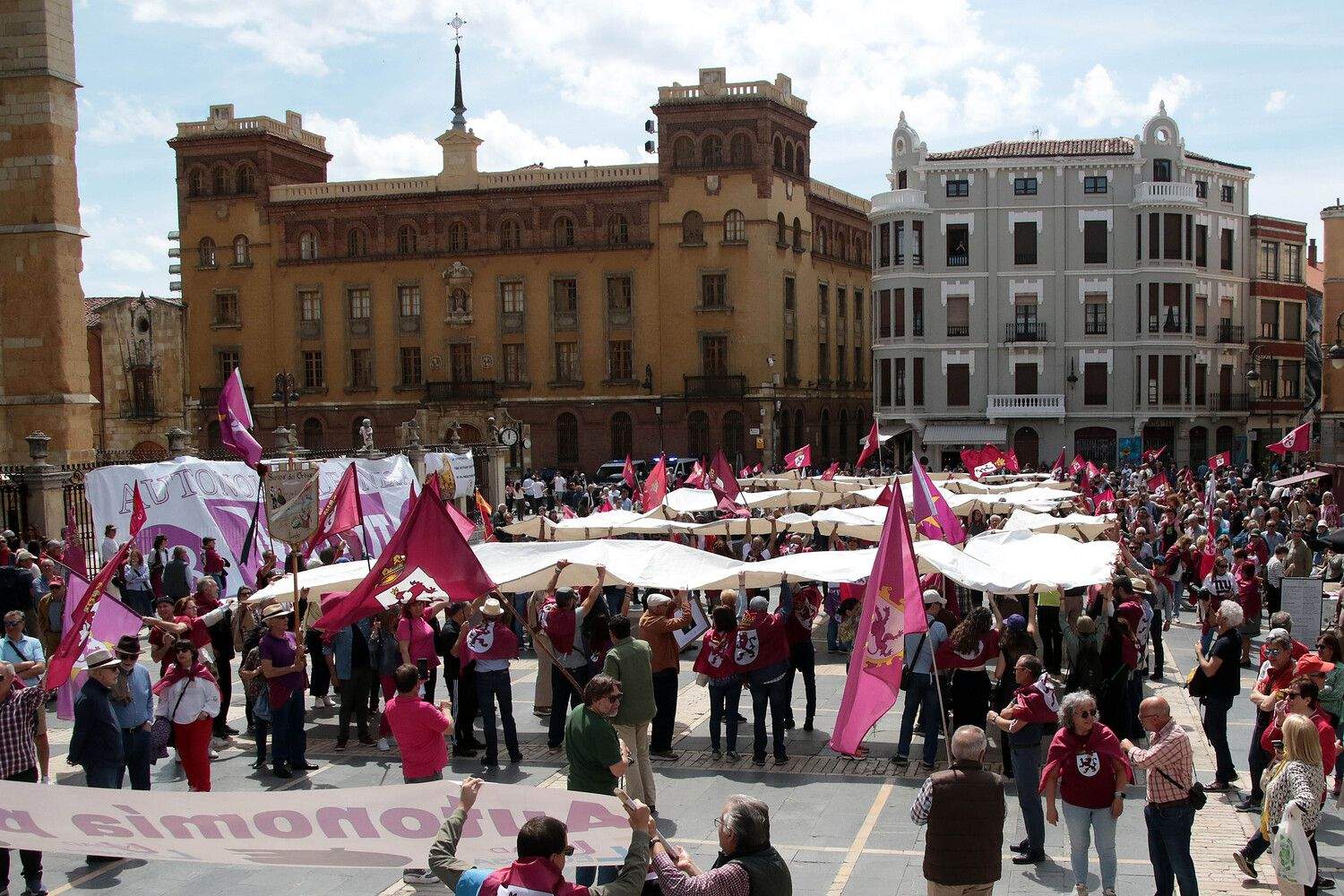 Más de un millar de personas asisten a la convocatoria de Conceyu País Llionés y Xuntanza Llionesista en León | Peio García / ICAL