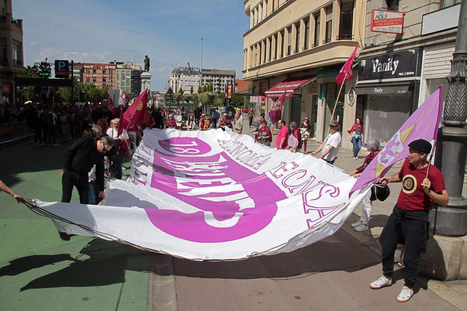 Más de un millar de personas asisten a la convocatoria de Conceyu País Llionés y Xuntanza Llionesista en León | Peio García / ICAL