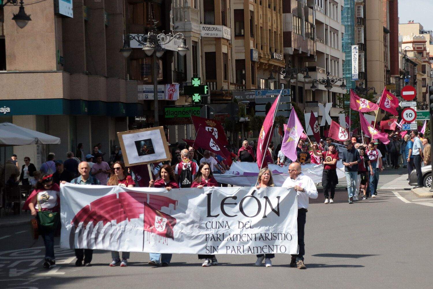 Más de un millar de personas asisten a la convocatoria de Conceyu País Llionés y Xuntanza Llionesista en León | Peio García / ICAL