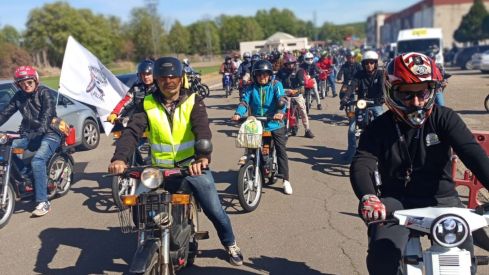 Más de 300 Vespinos participan en la XV Reunión Nacional de La Bañeza