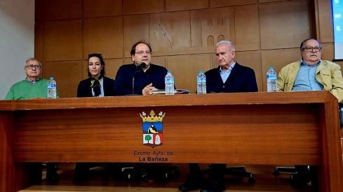 Mario del Río rescata la historia de la Cofradía más antigua de La Bañeza en su libro 'La Vera Cruz'