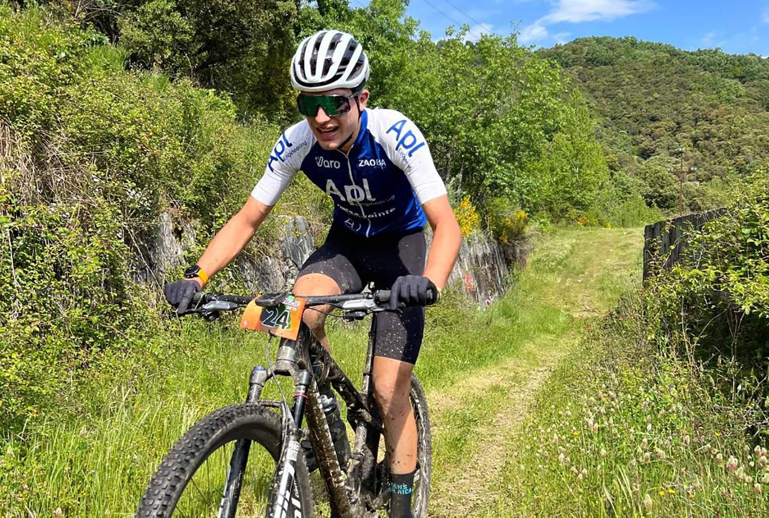 El biker berciano Iker Nuevo en una prueba de BTT