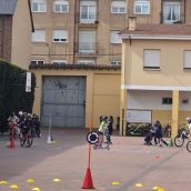Escolares de La Bañeza aprenden de seguridad vial de la mano de la Policía Local