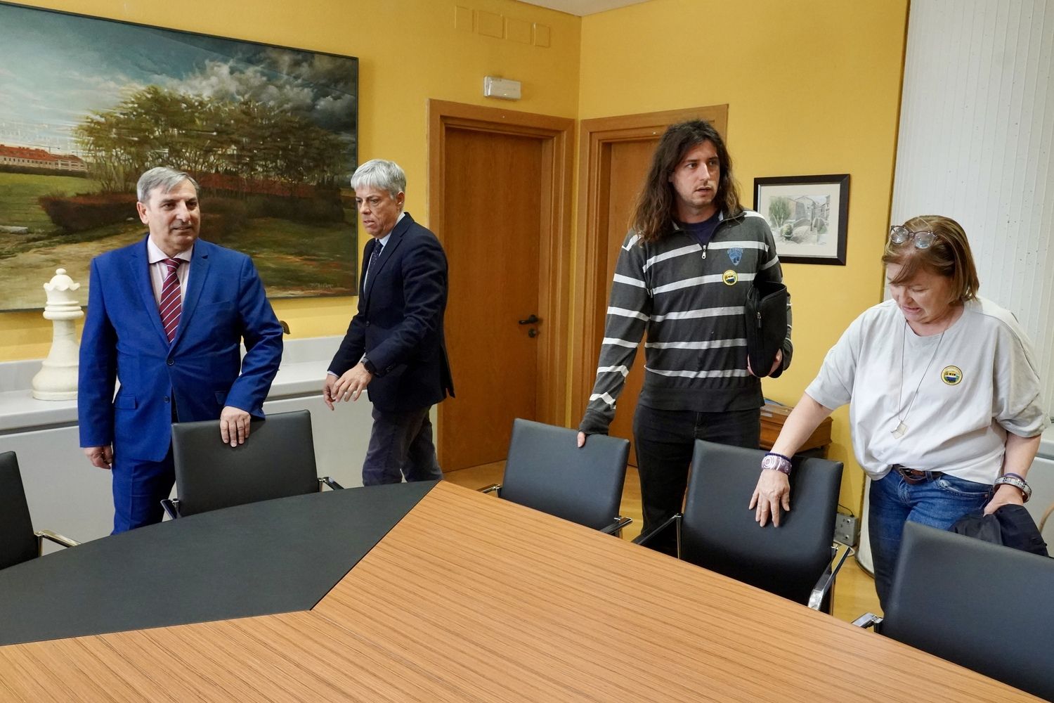 Reunión del consejero de Movilidad y Transformación Digital con representantes de la Plataforma en Defensa de Feve | Campillo /ICAL