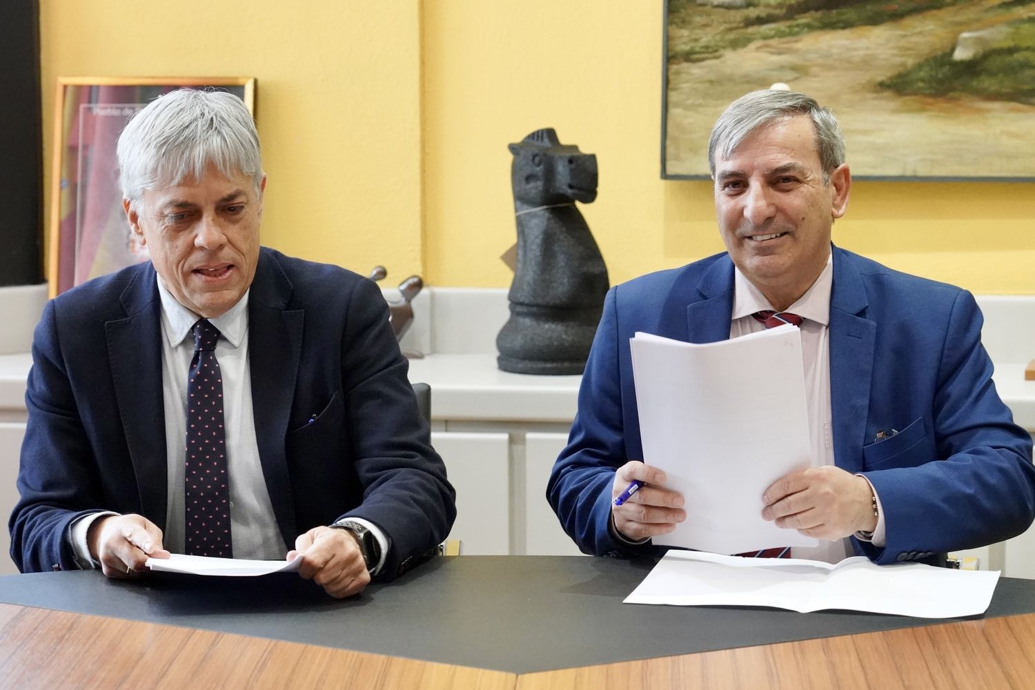 Reunión del consejero de Movilidad y Transformación Digital con representantes de la Plataforma en Defensa de Feve | Campillo /ICAL