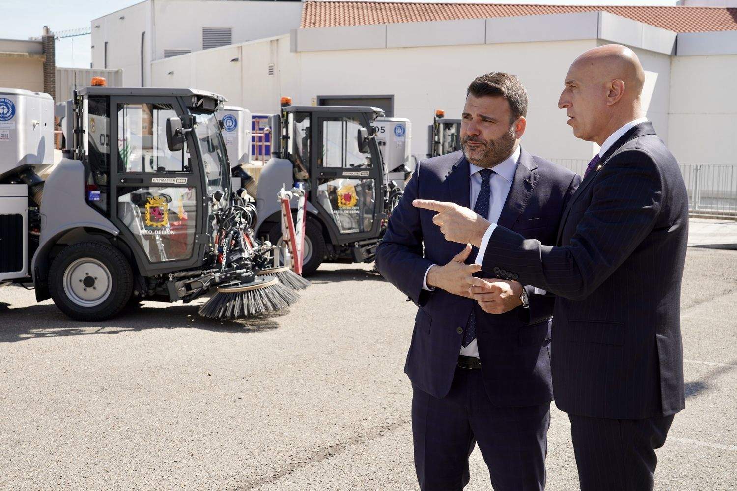 El alcalde de León, José Antonio Diez, y el concejal de Limpieza y Residuos, Jon Fernández, presentan nuevos vehículos para el Servicio de Limpieza | Campillo / ICAL El alcalde de León, José Antonio Diez, y el concejal de Limpieza y Residuos, Jon Fernández, presentan nuevos vehículos para el Servicio de Limpieza | Campillo / ICAL