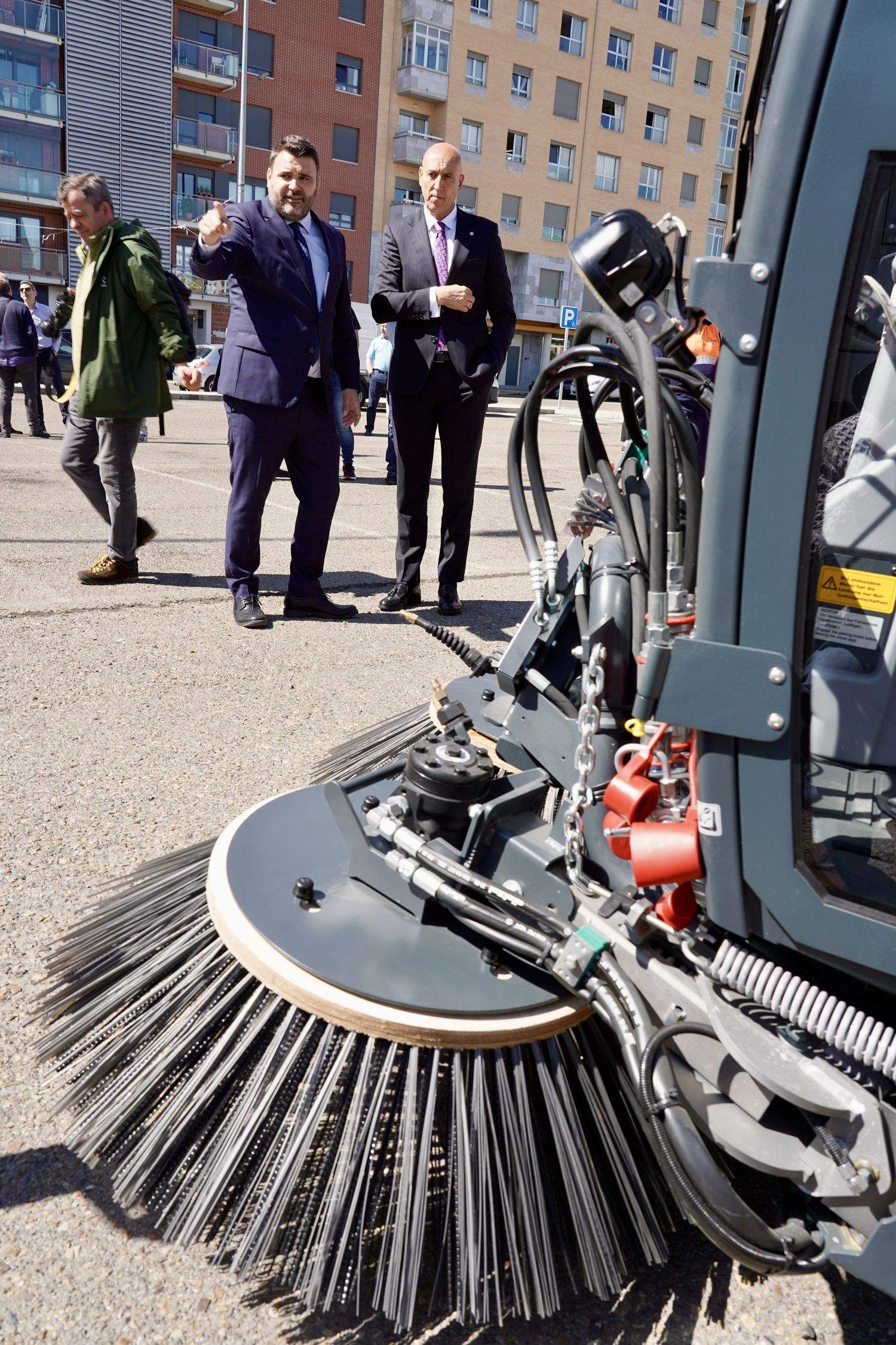 El alcalde de León, José Antonio Diez, y el concejal de Limpieza y Residuos, Jon Fernández, presentan nuevos vehículos para el Servicio de Limpieza | Campillo / ICAL El alcalde de León, José Antonio Diez, y el concejal de Limpieza y Residuos, Jon Fernández, presentan nuevos vehículos para el Servicio de Limpieza | Campillo / ICAL