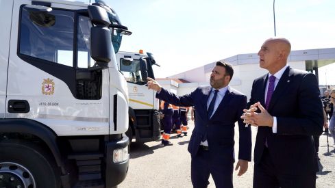 El alcalde de León, José Antonio Diez, y el concejal de Limpieza y Residuos, Jon Fernández, presentan nuevos vehículos para el Servicio de Limpieza | Campillo / ICAL