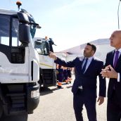 El alcalde de León, José Antonio Diez, y el concejal de Limpieza y Residuos, Jon Fernández, presentan nuevos vehículos para el Servicio de Limpieza | Campillo / ICAL