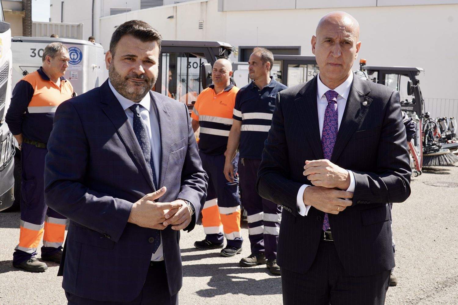 El alcalde de León, José Antonio Diez, y el concejal de Limpieza y Residuos, Jon Fernández, presentan nuevos vehículos para el Servicio de Limpieza | Campillo / ICAL El alcalde de León, José Antonio Diez, y el concejal de Limpieza y Residuos, Jon Fernández, presentan nuevos vehículos para el Servicio de Limpieza | Campillo / ICAL