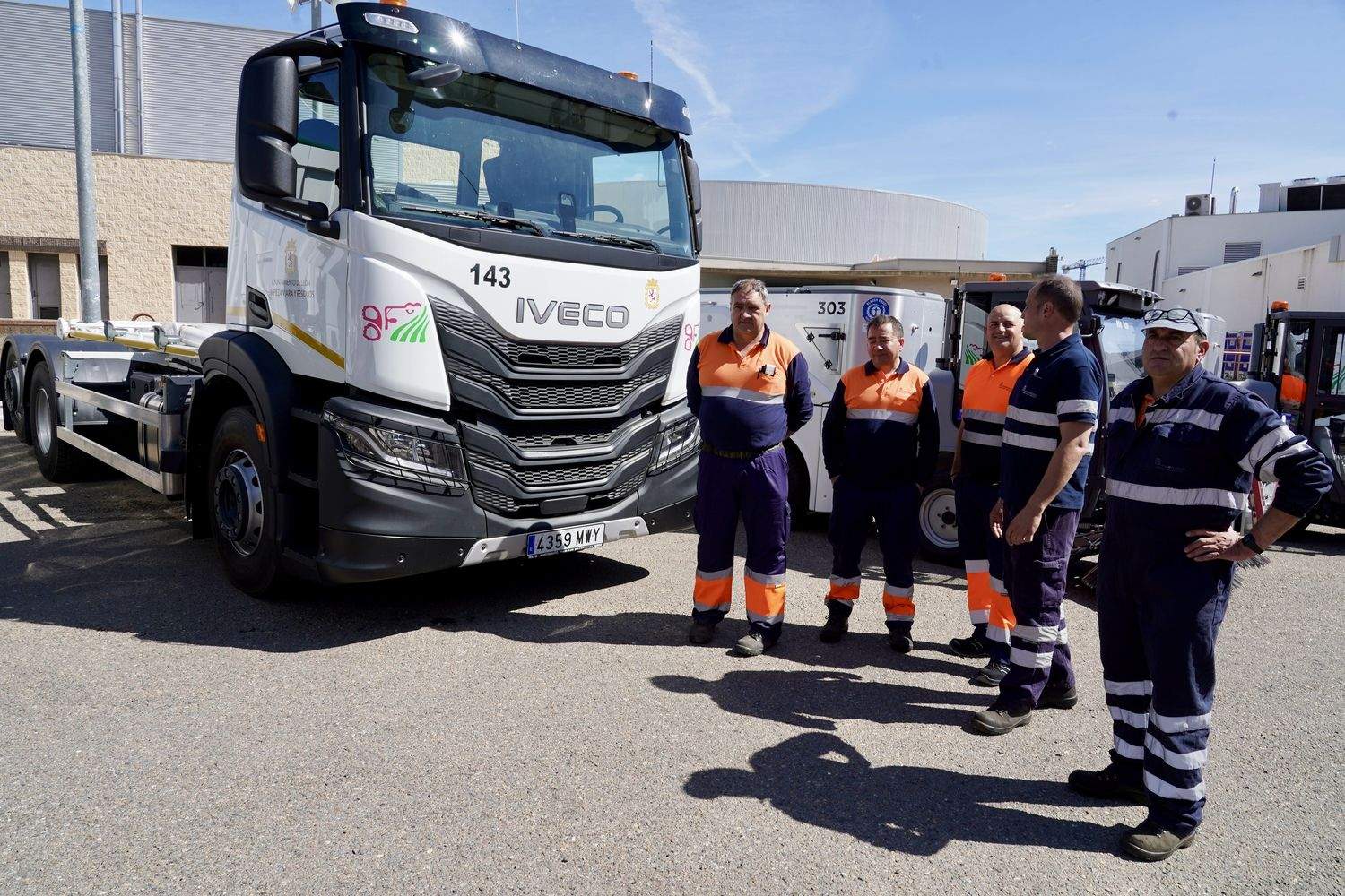 El alcalde de León, José Antonio Diez, y el concejal de Limpieza y Residuos, Jon Fernández, presentan nuevos vehículos para el Servicio de Limpieza | Campillo / ICAL