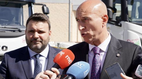 El alcalde de León, José Antonio Diez, y el concejal de Limpieza y Residuos, Jon Fernández, presentan nuevos vehículos para el Servicio de Limpieza | Campillo / ICAL