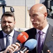 El alcalde de León, José Antonio Diez, y el concejal de Limpieza y Residuos, Jon Fernández, presentan nuevos vehículos para el Servicio de Limpieza | Campillo / ICAL