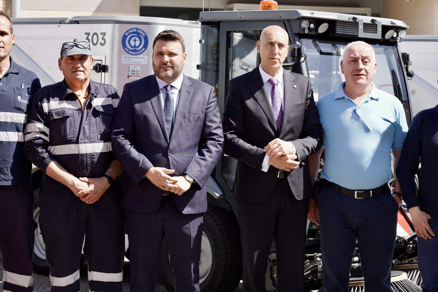 El alcalde de León, José Antonio Diez, y el concejal de Limpieza y Residuos, Jon Fernández, presentan nuevos vehículos para el Servicio de Limpieza | Campillo / ICAL El alcalde de León, José Antonio Diez, y el concejal de Limpieza y Residuos, Jon Fernández, presentan nuevos vehículos para el Servicio de Limpieza | Campillo / ICAL