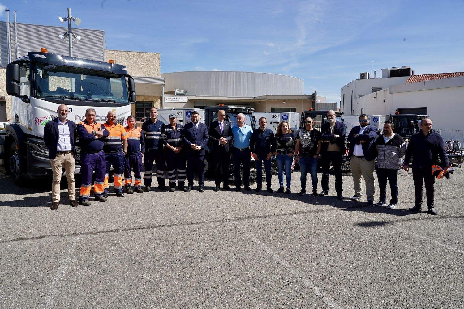 El alcalde de León, José Antonio Diez, y el concejal de Limpieza y Residuos, Jon Fernández, presentan nuevos vehículos para el Servicio de Limpieza | Campillo / ICAL El alcalde de León, José Antonio Diez, y el concejal de Limpieza y Residuos, Jon Fernández, presentan nuevos vehículos para el Servicio de Limpieza | Campillo / ICAL