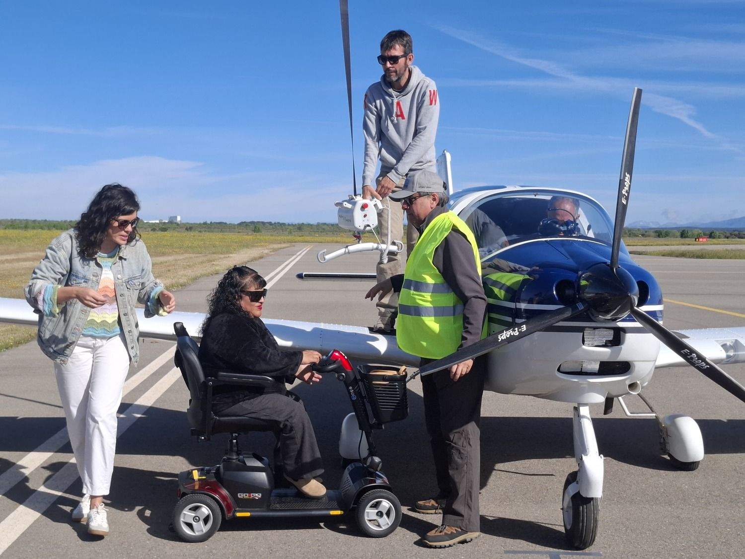 Usuarios del CRE de San Andrés del Rabanedo disfrutan de una jornada de vuelo adaptado sobre León