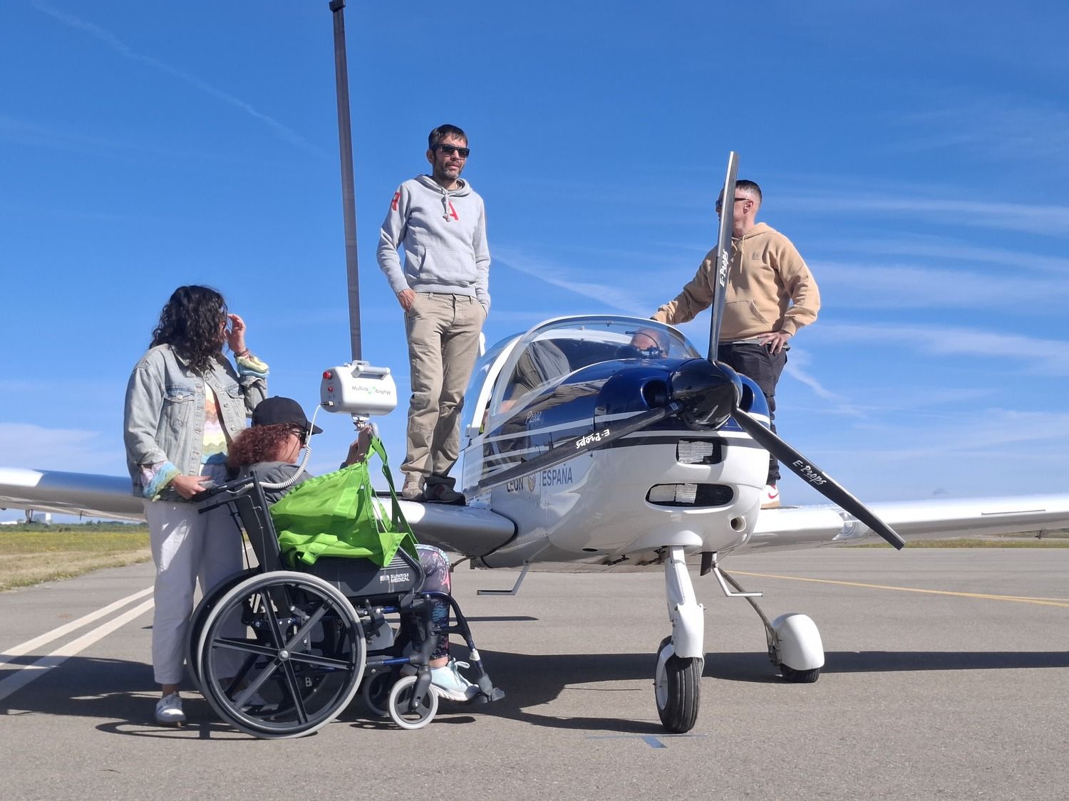 Usuarios del CRE de San Andrés del Rabanedo disfrutan de una jornada de vuelo adaptado sobre León