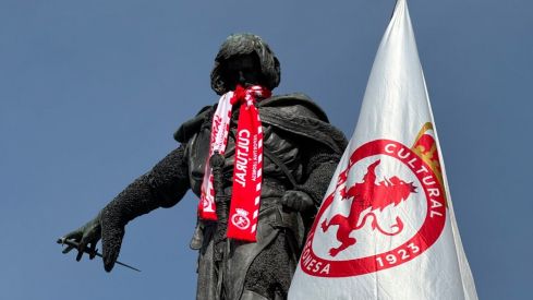 León se vuelca con la Cultural: Guzmán y el Ayuntamiento ya lucen el escudo del club | CyD Leonesa 