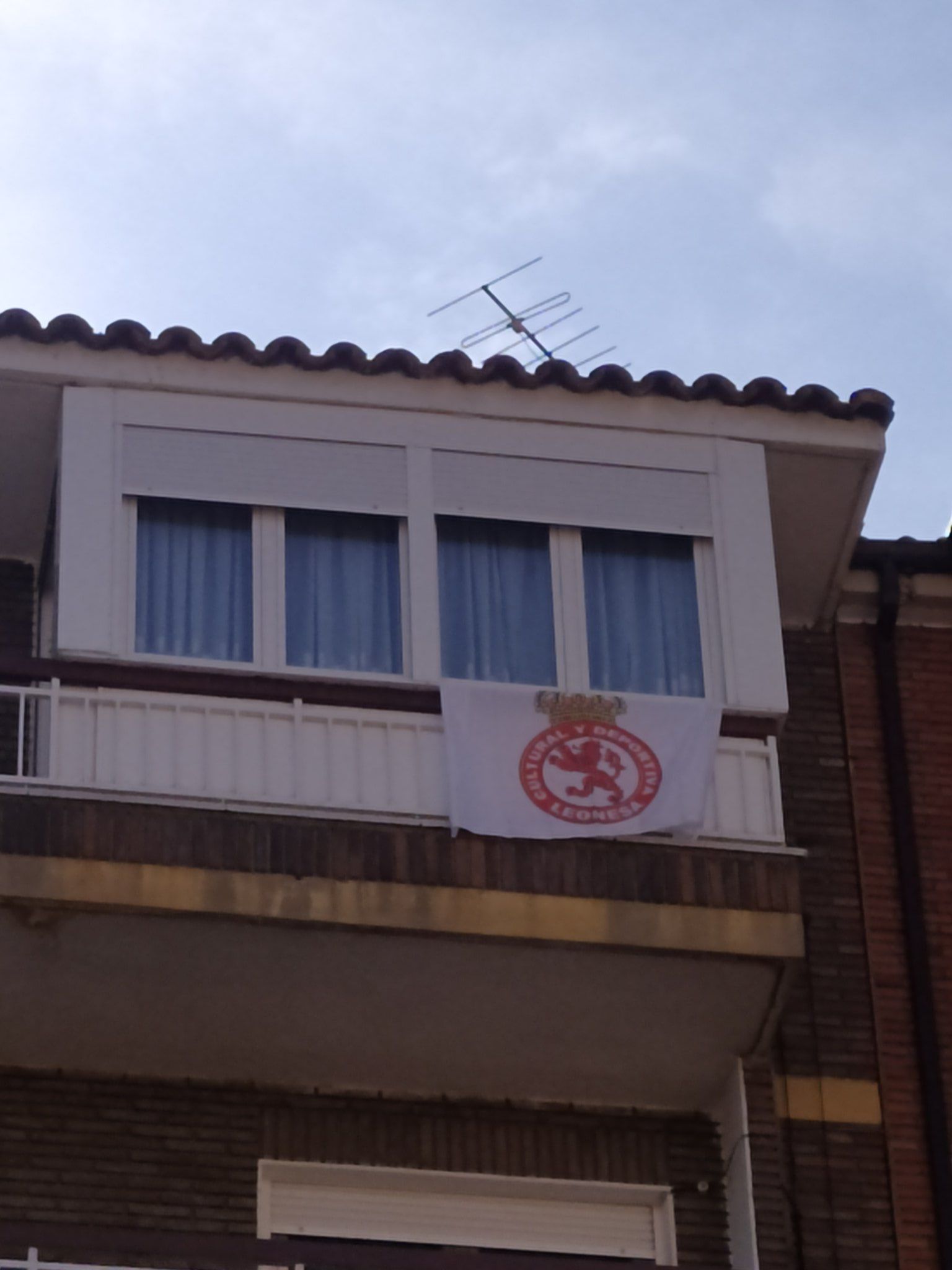 Balcón de León con una bandera de la Cultu colgada | Redes Sociales