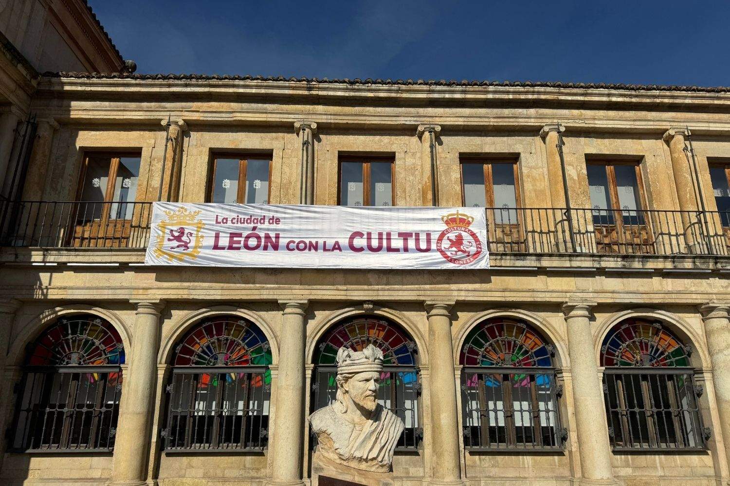 Balcón de la sede del Ayuntamiento de León en San Marcelo