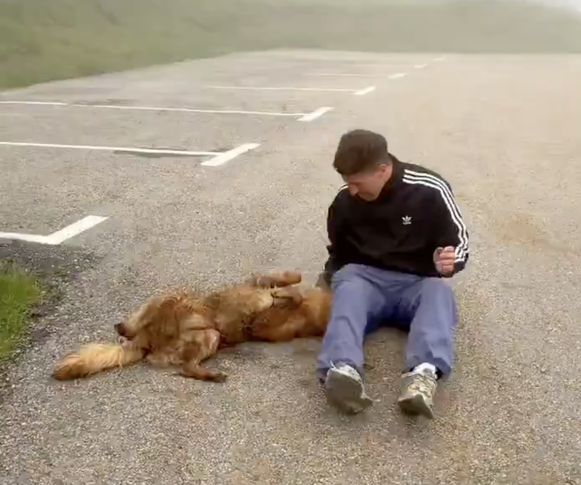 Enol junto a Rocky tras terminar el trayecto del día 12 de su viaje | @enolbc