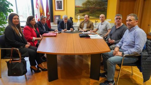 El delegado traslada el apoyo de la Junta a los trabajadores de La Azucarera de La Bañeza | Campillo / ICAL