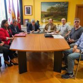 El delegado traslada el apoyo de la Junta a los trabajadores de La Azucarera de La Bañeza | Campillo / ICAL