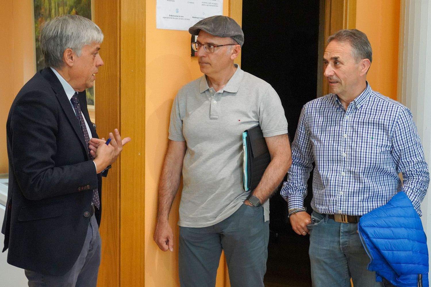 El delegado territorial de la Junta, Eduardo Diego y el alcalde de La Bañeza, Javier Carrera, se reúnen con el comité de empresa de la Azucarera | Campillo / ICAL