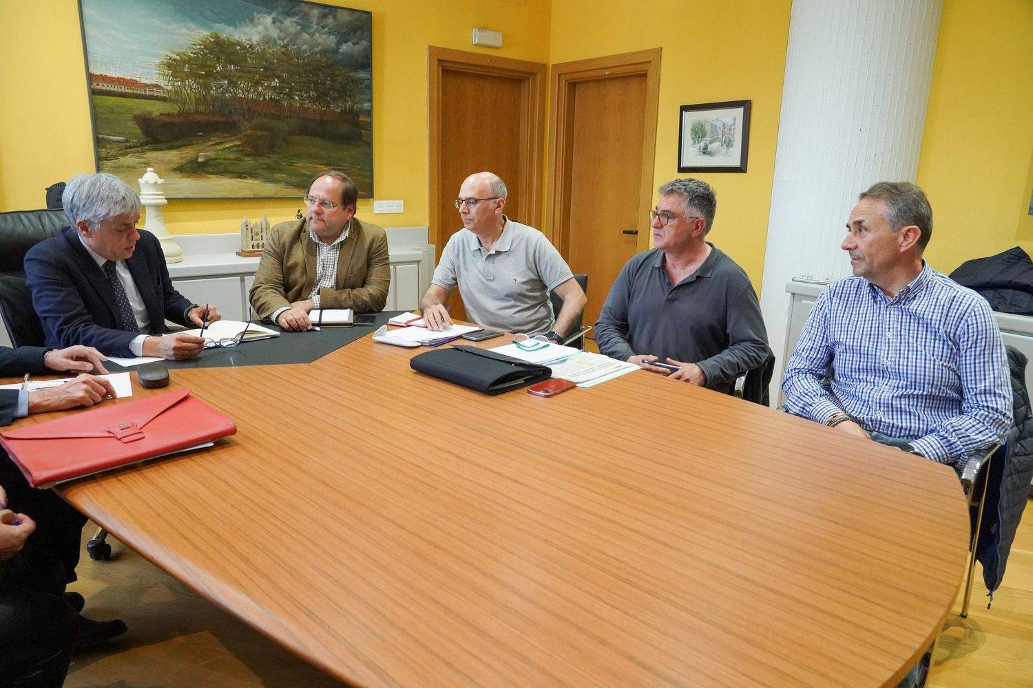 El delegado territorial de la Junta, Eduardo Diego y el alcalde de La Bañeza, Javier Carrera, se reúnen con el comité de empresa de la Azucarera | Campillo / ICAL