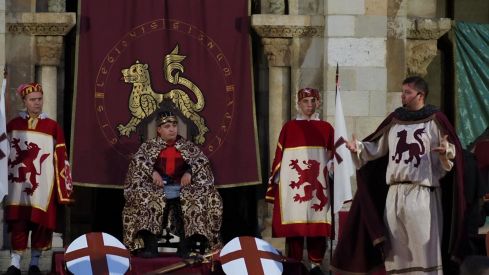 Una de las representaciones históricas de la Asociación Cultural El Trovador Leonés |León se viste de época para rememorar la decisión que convertiría a Urraca en Reina de León  . Foto: Mar Calzado