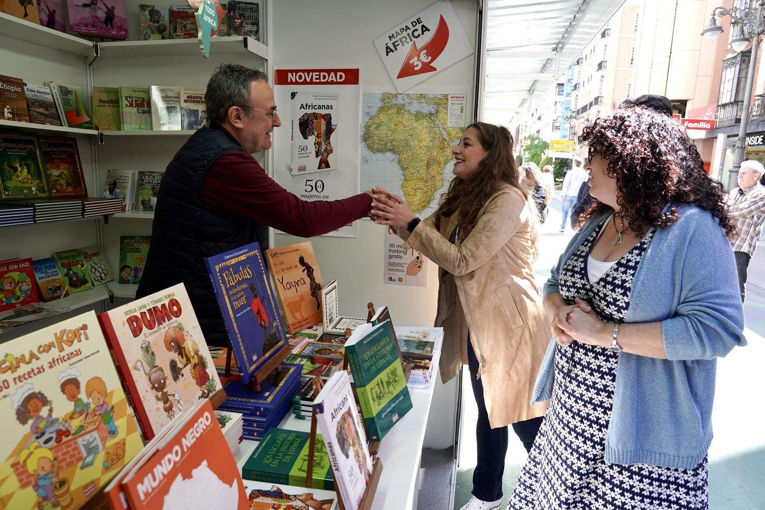 La presidenta provincial del PP y vicesecretaria de Sanidad y Educación visita la Feria del Libro de León | Campillo / ICAL
