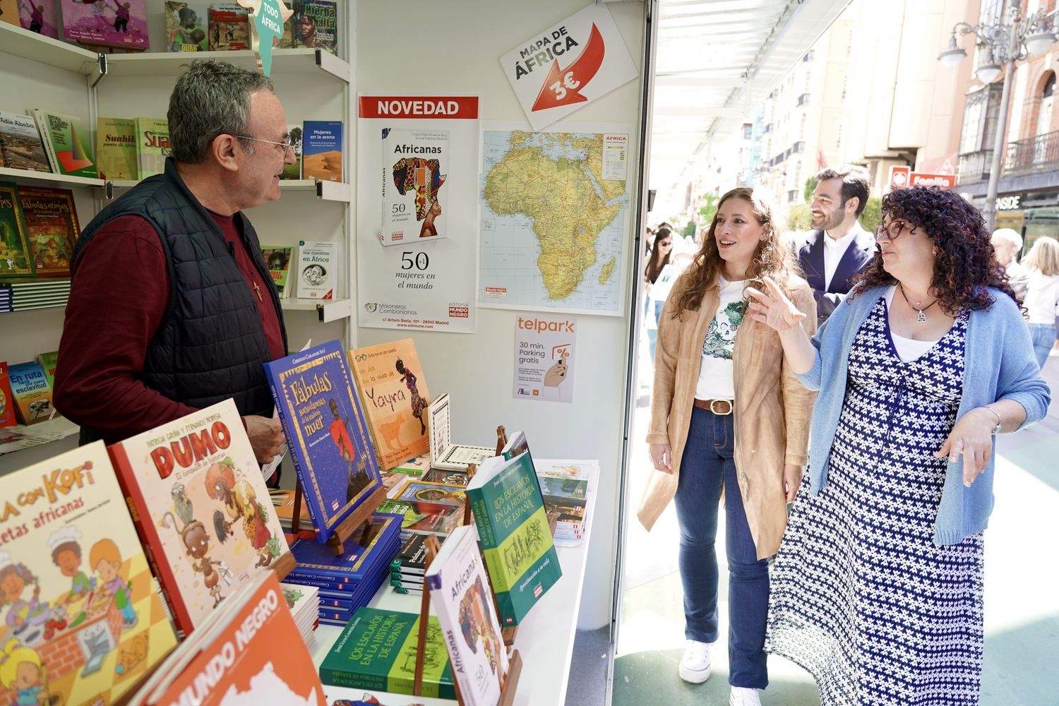 La presidenta provincial del PP y vicesecretaria de Sanidad y Educación visita la Feria del Libro de León | Campillo / ICAL