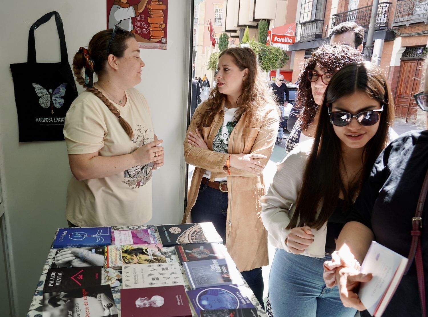 La presidenta provincial del PP y vicesecretaria de Sanidad y Educación visita la Feria del Libro de León | Campillo / ICAL