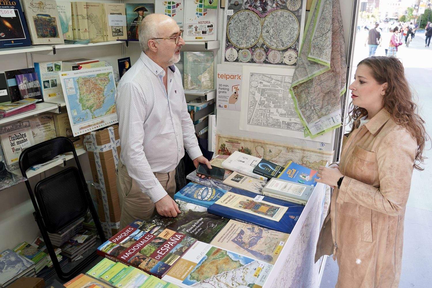 La presidenta provincial del PP y vicesecretaria de Sanidad y Educación visita la Feria del Libro de León | Campillo / ICAL