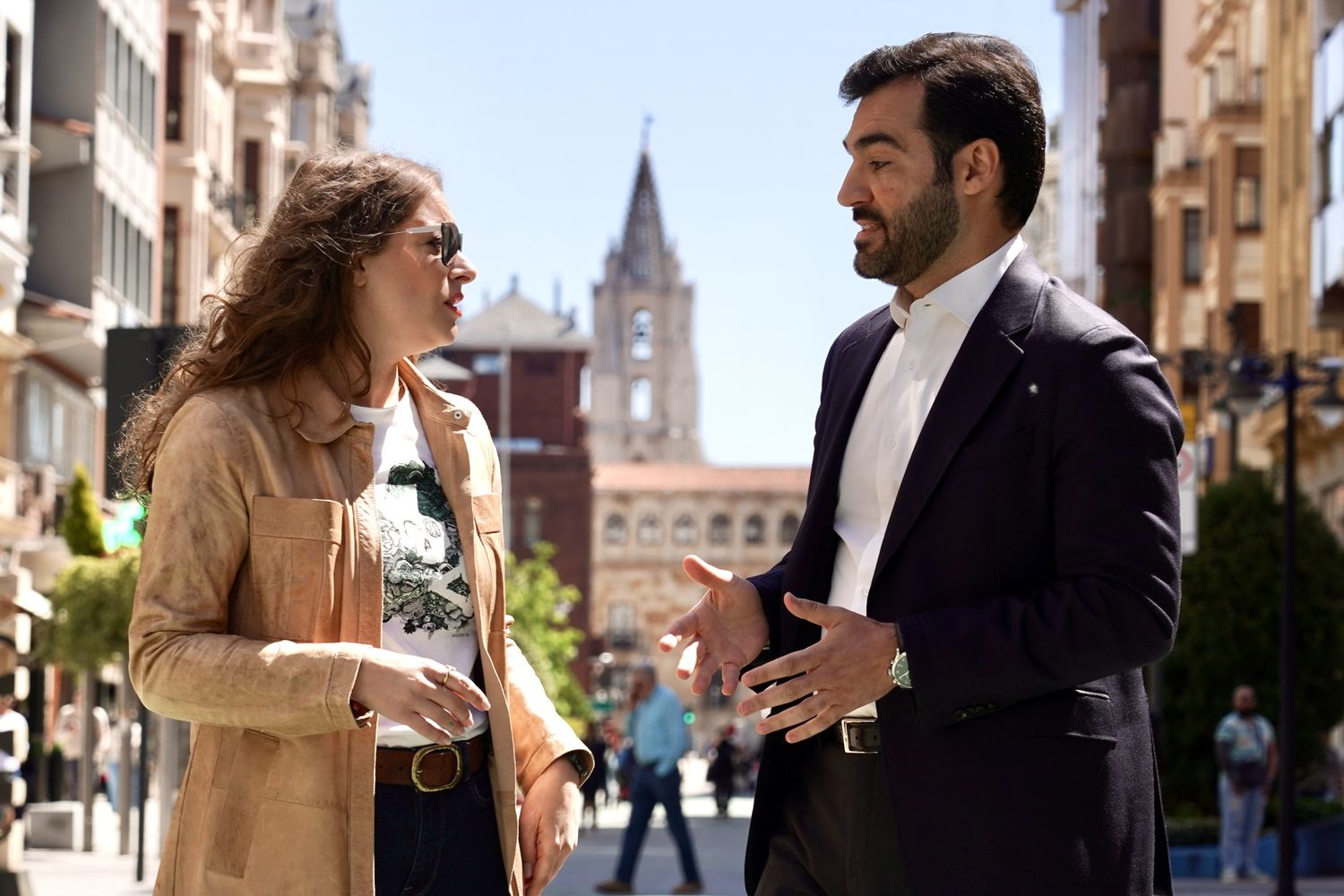 La presidenta provincial del PP y vicesecretaria de Sanidad y Educación visita la Feria del Libro de León | Campillo / ICAL