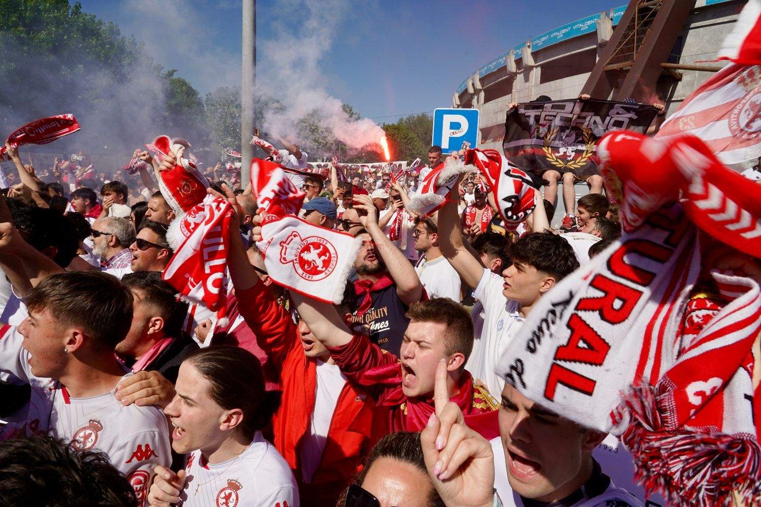 El Clamor de la Afición: La Cultural Lucha por el Ascenso en León El Clamor de la Afición: La Cultural Lucha por el Ascenso en León