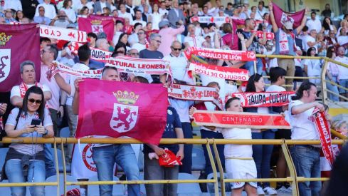 Afición de la Cultural y Deportiva Leonesa en el Reino de León | Isaac Llamazares Afición de la Cultural y Deportiva Leonesa en el Reino de León | Isaac Llamazares