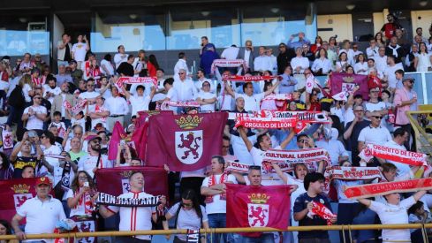 Afición de la Cultural y Deportiva Leonesa en el Reino de León | Isaac Llamazares Afición de la Cultural y Deportiva Leonesa en el Reino de León | Isaac Llamazares