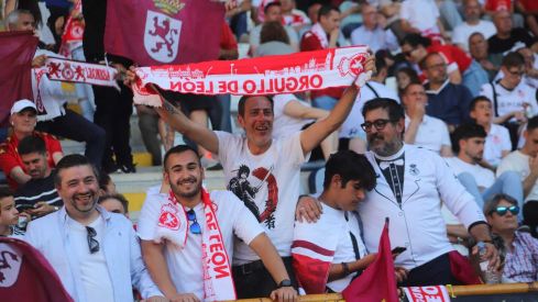 Afición de la Cultural y Deportiva Leonesa en el Reino de León | Isaac Llamazares Afición de la Cultural y Deportiva Leonesa en el Reino de León | Isaac Llamazares