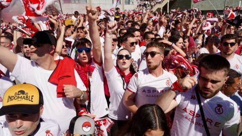 Aficionados de la Cultural Leonesa recibiendo al equipo en el Reino de León | Campillo / ICAL Aficionados de la Cultural Leonesa recibiendo al equipo en el Reino de León | Campillo / ICAL