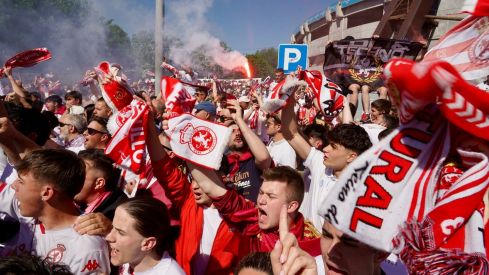 Aficionados de la Cultural Leonesa recibiendo al equipo en el Reino de León | Campillo / ICAL Aficionados de la Cultural Leonesa recibiendo al equipo en el Reino de León | Campillo / ICAL